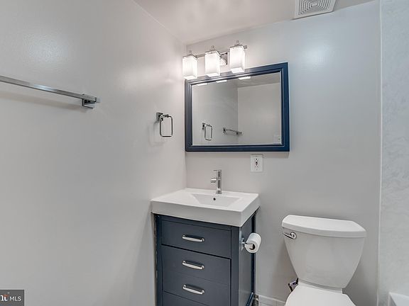 3rd image of 109 Center St N #C-201