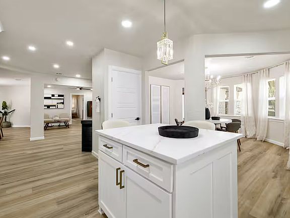 3rd image of 9690 Fallbrook Dr