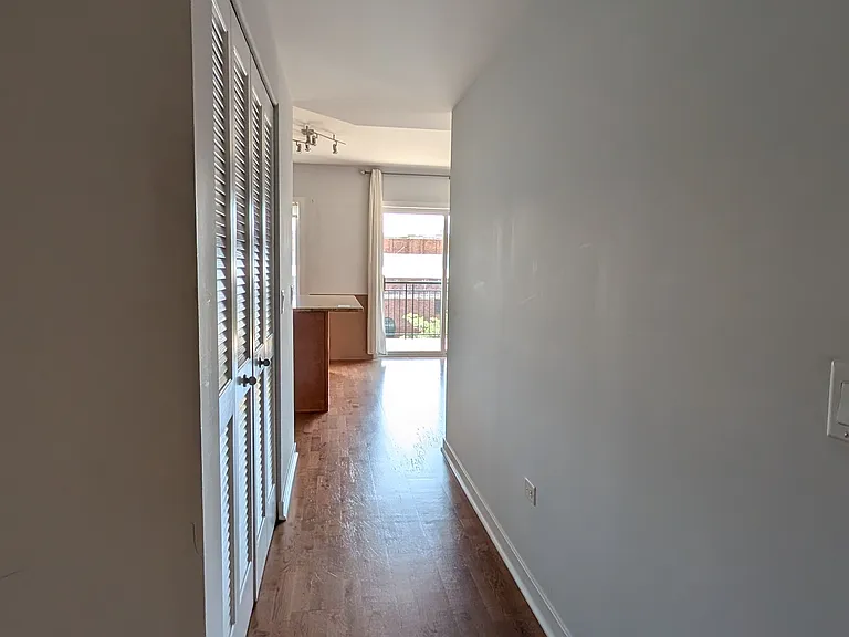 5858 N Broadway St #401 — Photo 12