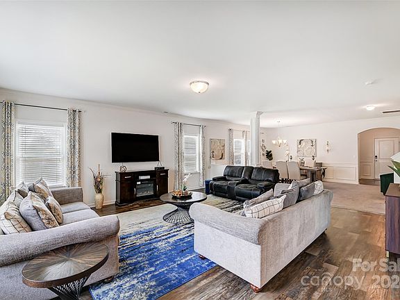 3rd image of 109 Maggie Dr