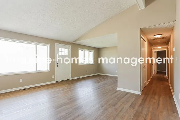 9035 Cambridge Dr — Photo 2