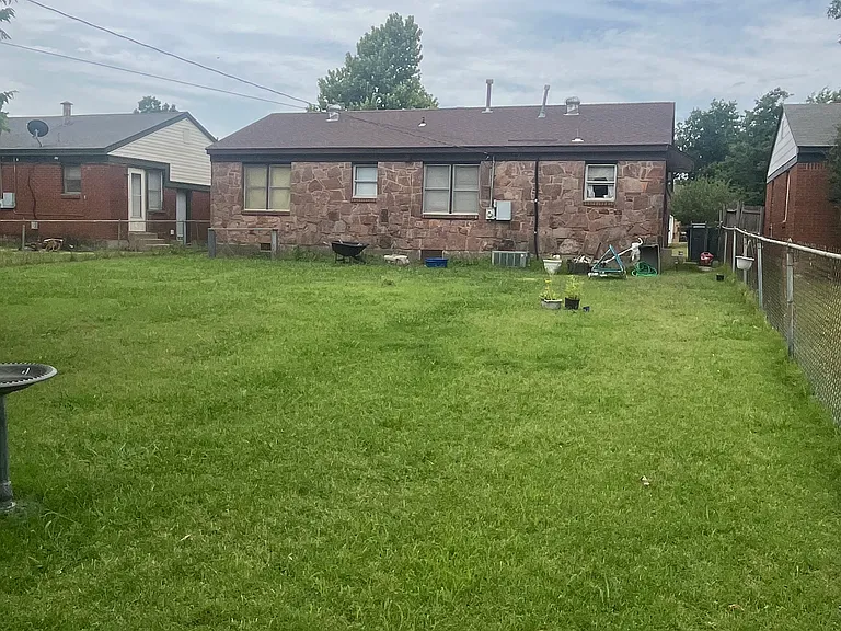 3816 N Drexel Blvd — Photo 4
