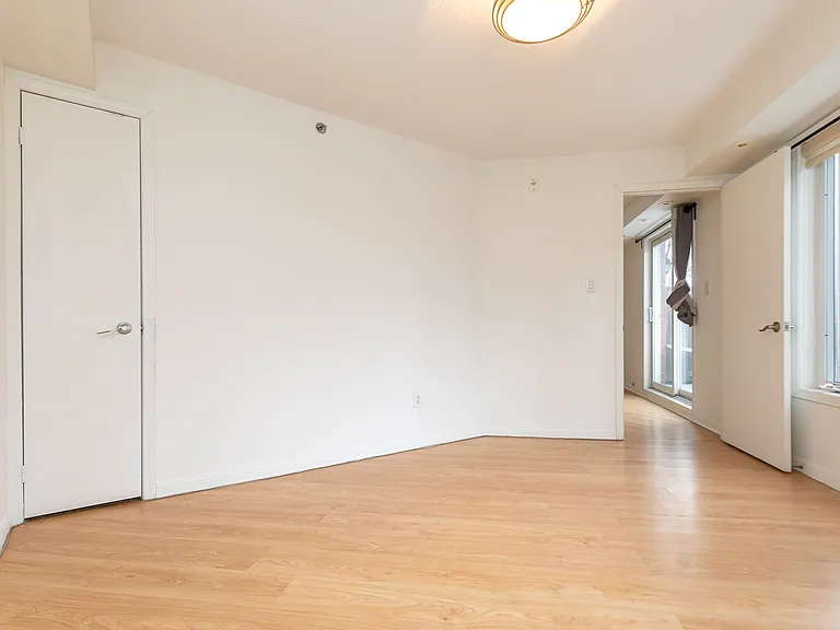 16 Laidlaw St #1704-80 — Photo 7