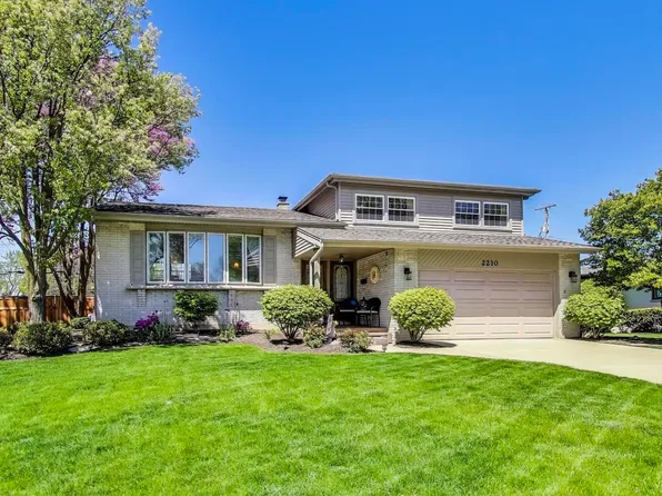 2210 E Michael Manor Ln, Arlington Heights, IL 60004