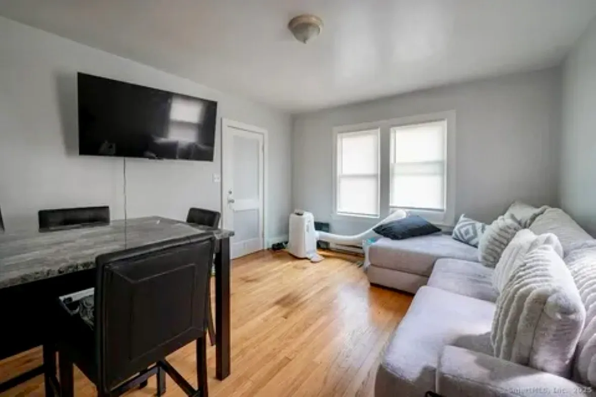 3 bed, 1000 sqft, $1,900 — Photo 3