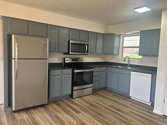 5th image of 107 W Maple St