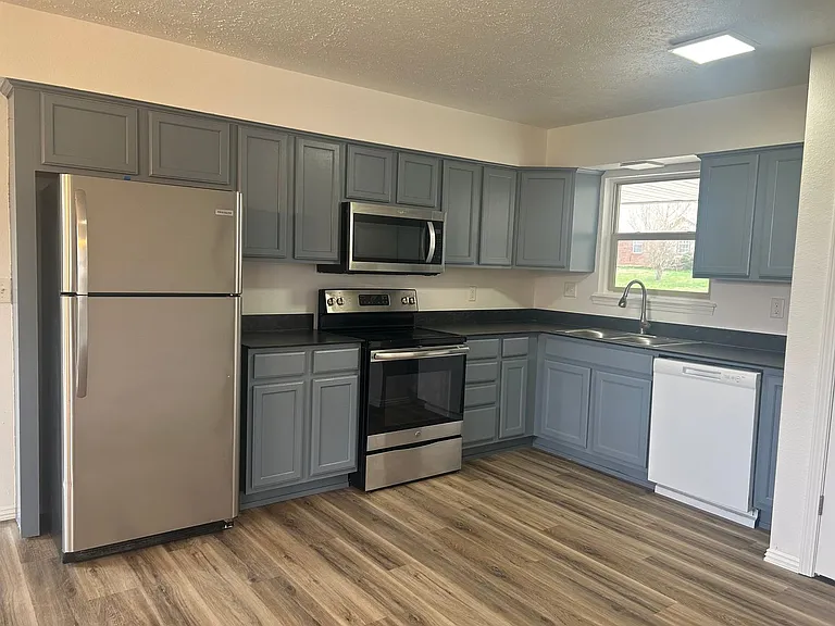 107 W Maple St — Photo 5