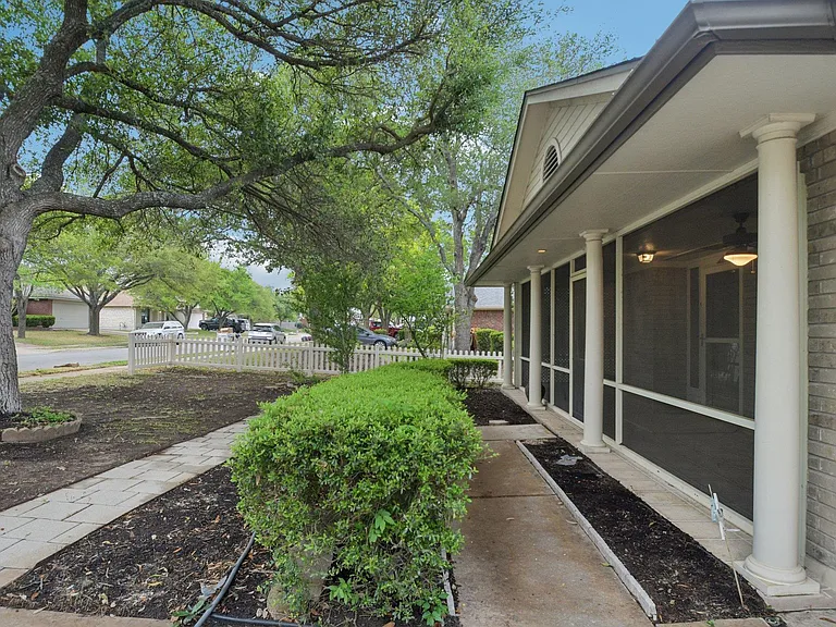 1300 Leah Ln — Photo 4