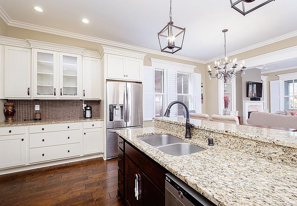 High ceilings , lots of natural light and Plantation blinds