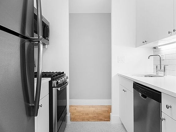 3rd image of 330 E 39th St #11/C