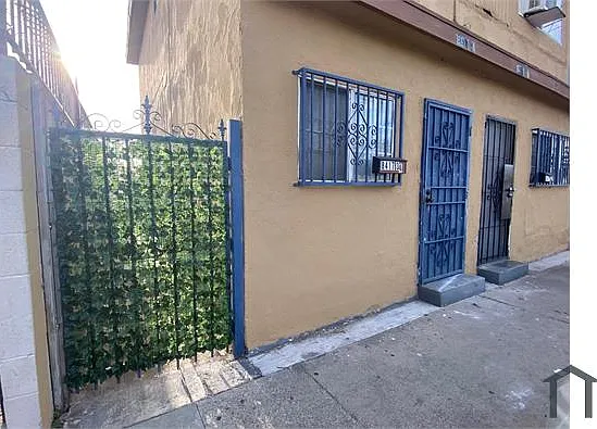 8417 S San Pedro St