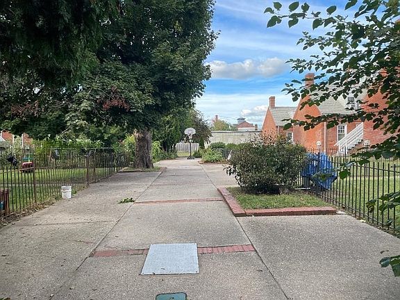 4th image of 13 Center St