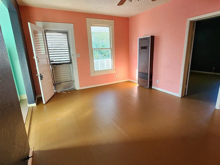 4401 Avenue Q 1/2 #2 — Photo 4