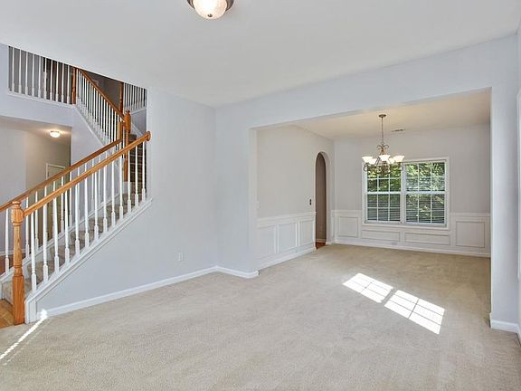 5th image of 5473 The Vyne Ave