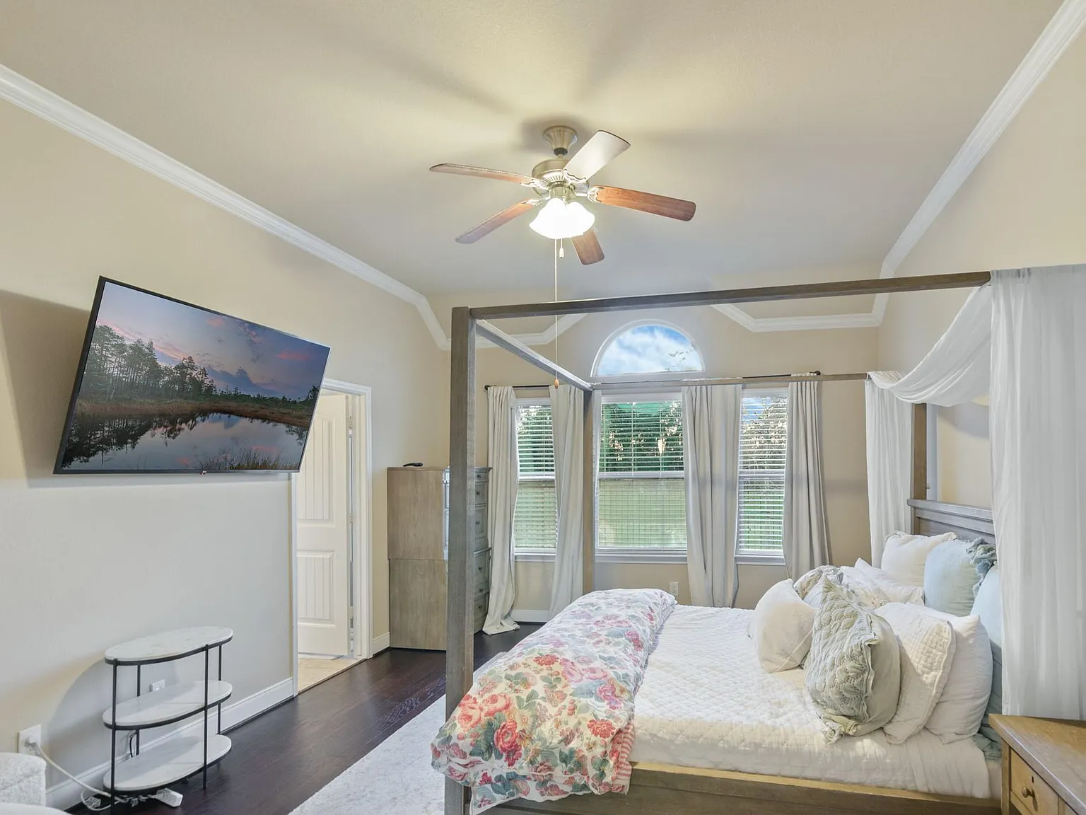 3 bed, 2.5 bath, 2354 sqft, $3,150 — Photo 4
