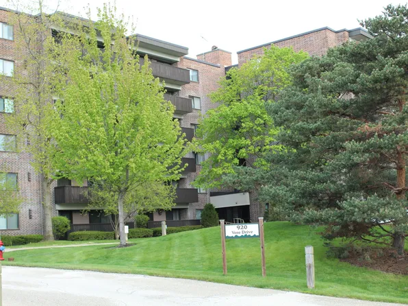 920 Vose Dr APT 402, Gurnee, IL 60031