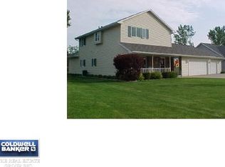 751 E River Dr, Omro, WI 54963