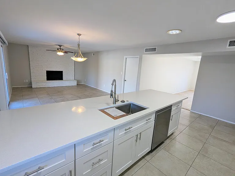 4715 S Hazelton Ln — Photo 7