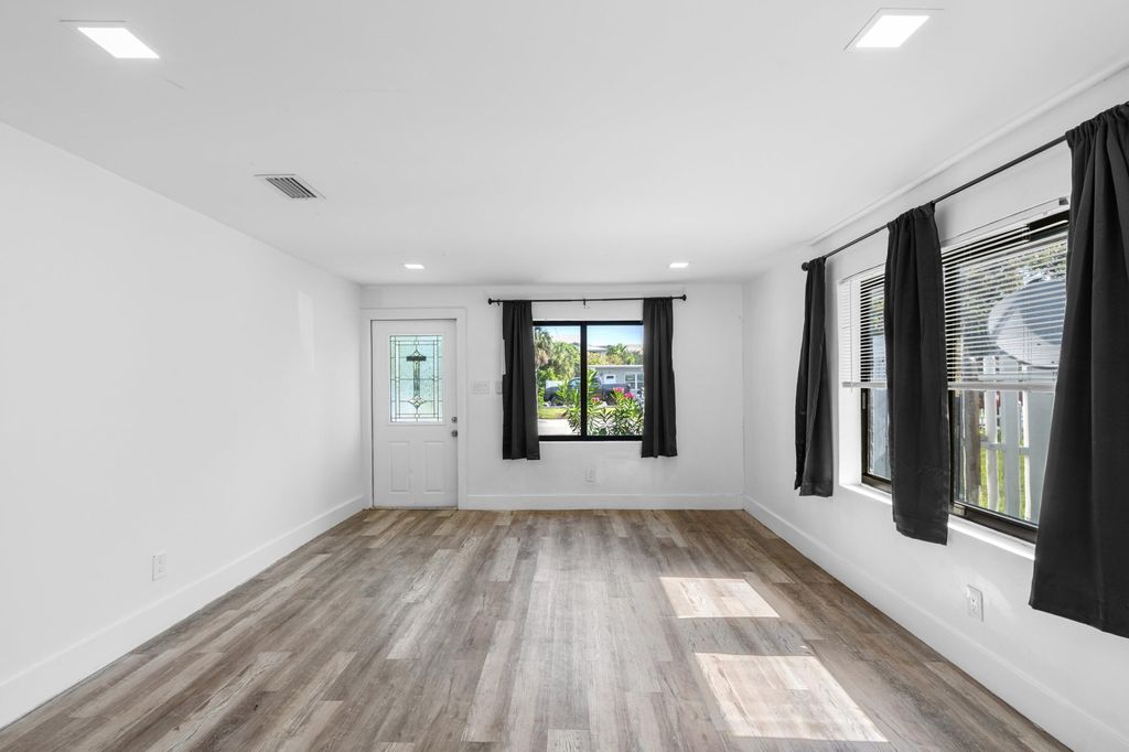 836 SW 13TH Court, photo 8