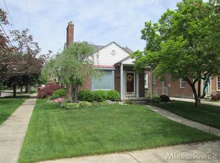 1930 Country Club Dr, Grosse Pointe Woods, MI 48236