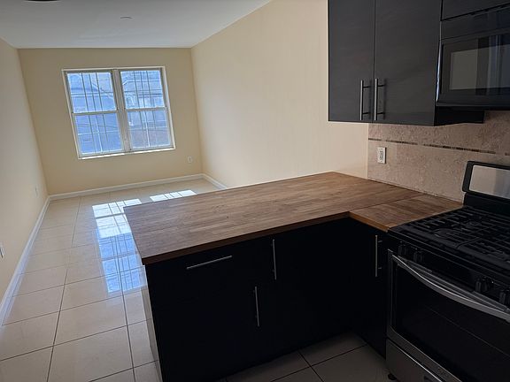 3rd image of 183 Thorne St #2F