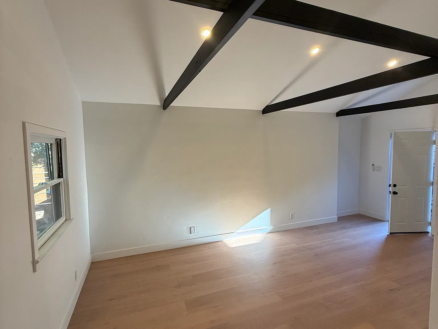 Studio, 400 sqft, $1,988 — Photo 3
