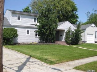 1076 Ott Ln, Merrick, NY 11566