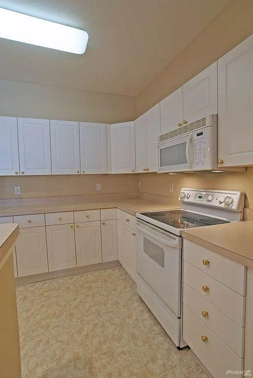 821 Spring Valley Dr — Photo 3