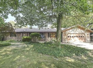 619 Cahoon Rd, Bay Village, OH 44140