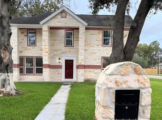 417 W Blum St, Alvin, TX 77511