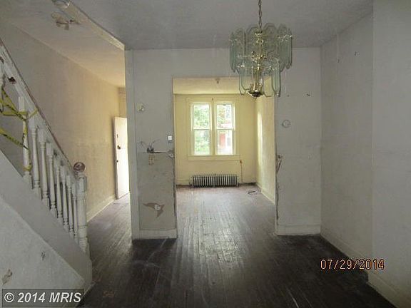 2nd image of 2567 W Lombard St