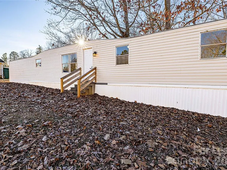 126 Poe Dr — Photo 2