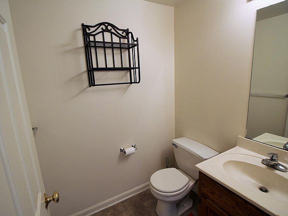 4th image of 212 Fieldcrest Dr
