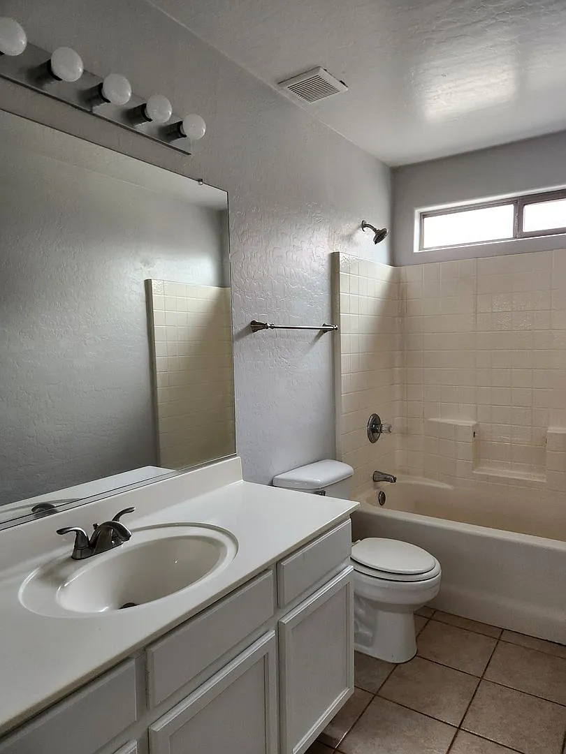Single Level Avondale Home — Photo 3