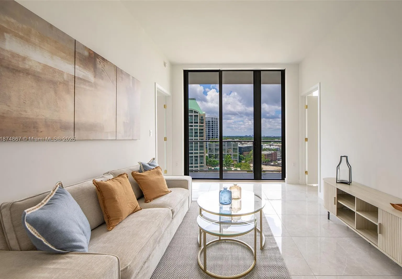 2 bed, 976 sqft, $9,500 — Photo 2