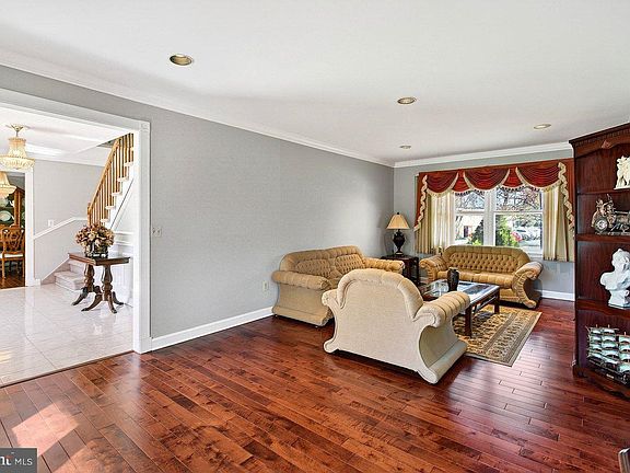 5th image of 829 Cranbury Cross Rd