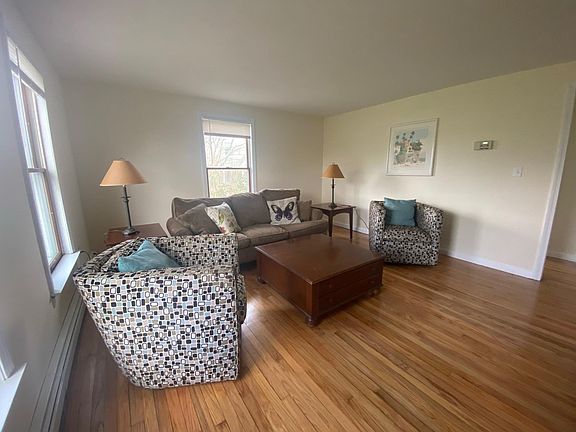 4th image of 291 Blackberry Hill Dr