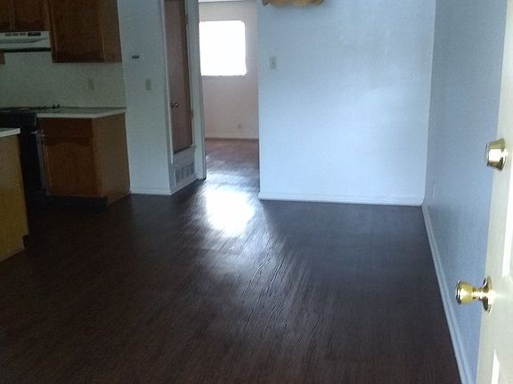 3rd image of 310 Castlewood Dr APT 4