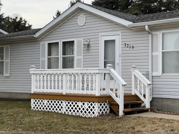 2219 Dennis St, Croswell, MI 48422
