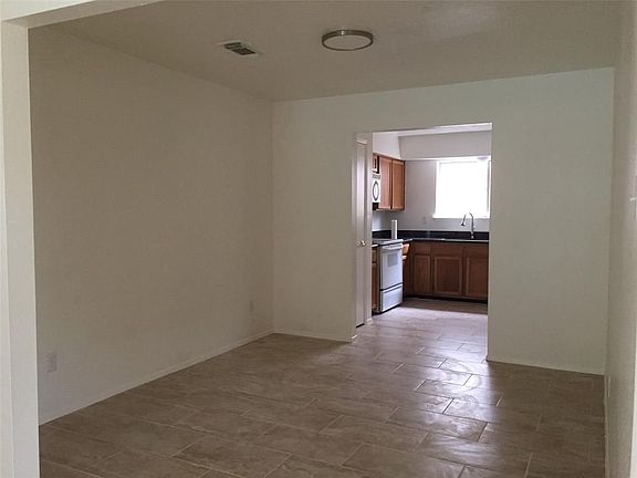 4th image of 402 Live Oak Dr