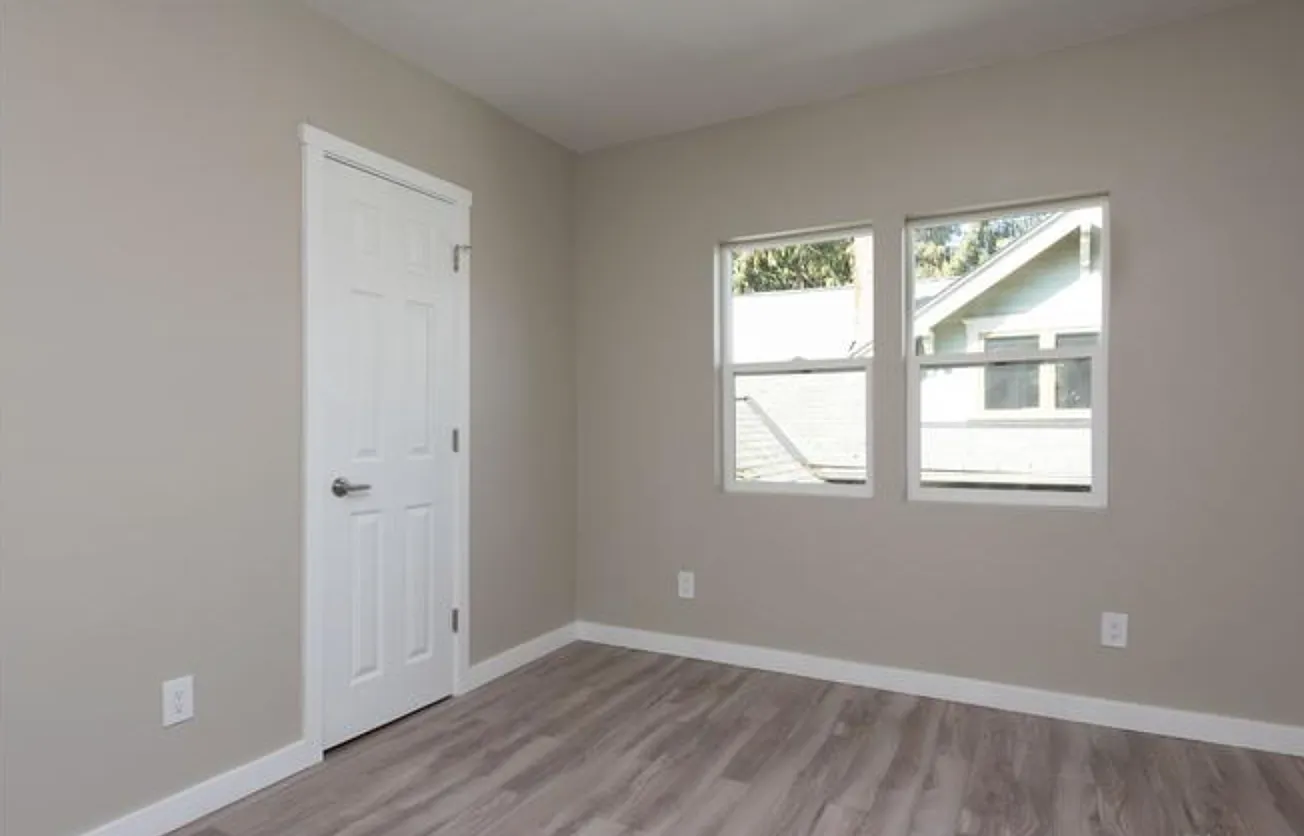 7 bed, 2300 sqft, $1,100 — Photo 2