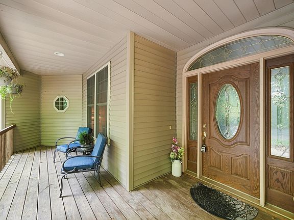 3rd image of 982 Shamrock Ln