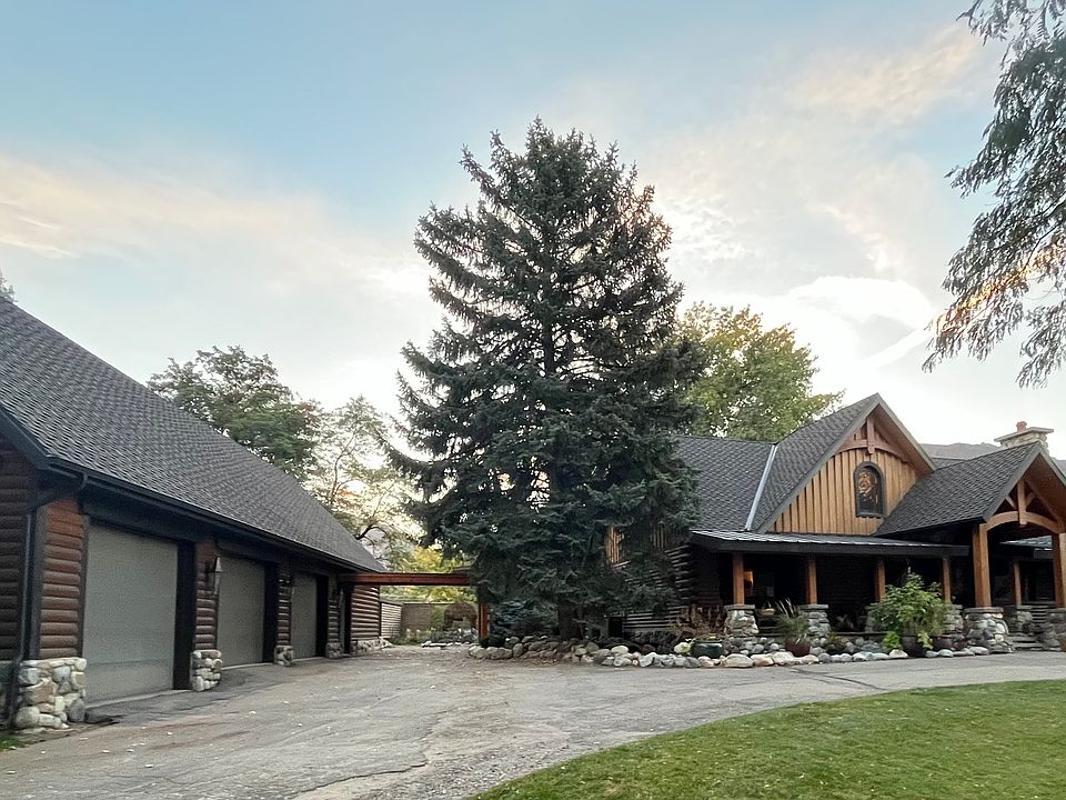 Log Home with attached walkway to Barn Loft Apartment