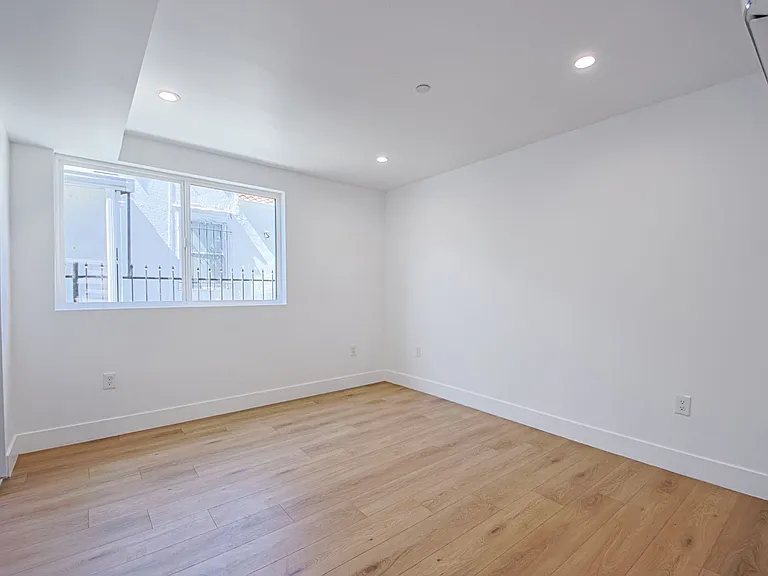 2851 S Victoria Ave — Photo 14