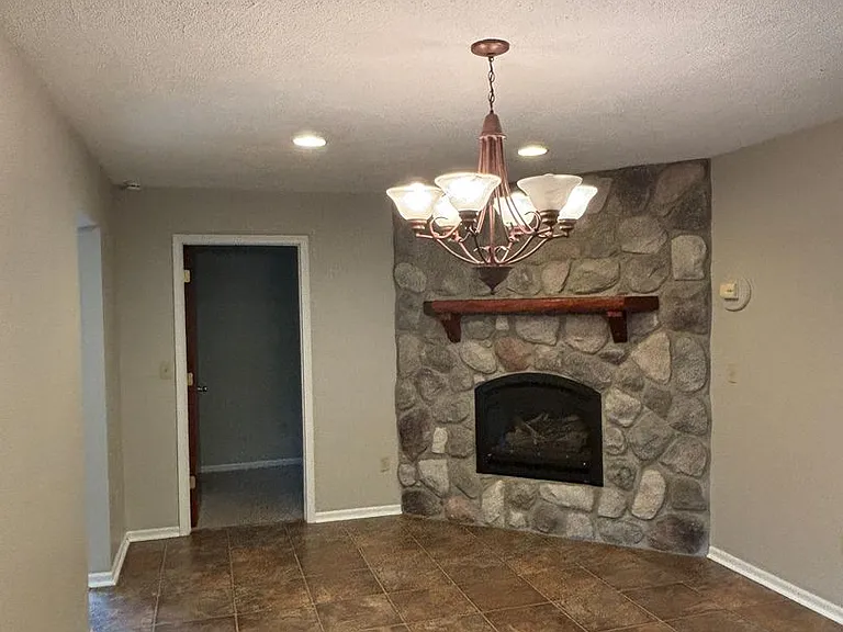 414 E Main St — Photo 13