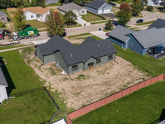 4th image of 425 Village Ln