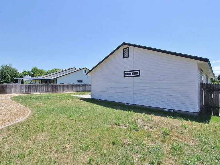 1938 E Birchwood Dr — Photo 24