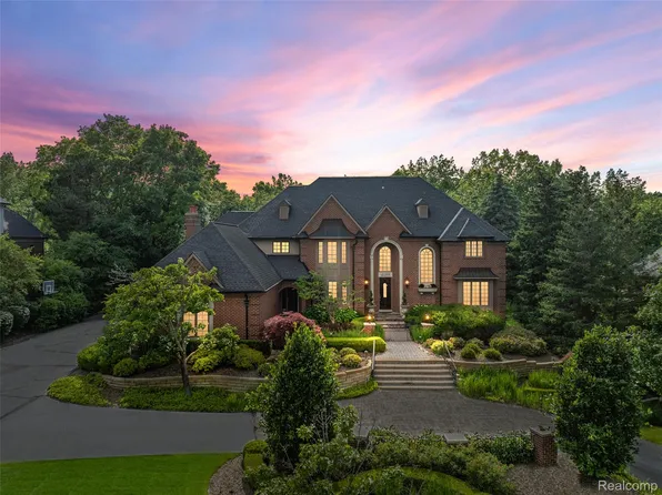 4688 Fawn Hill Ct, Rochester, MI 48306
