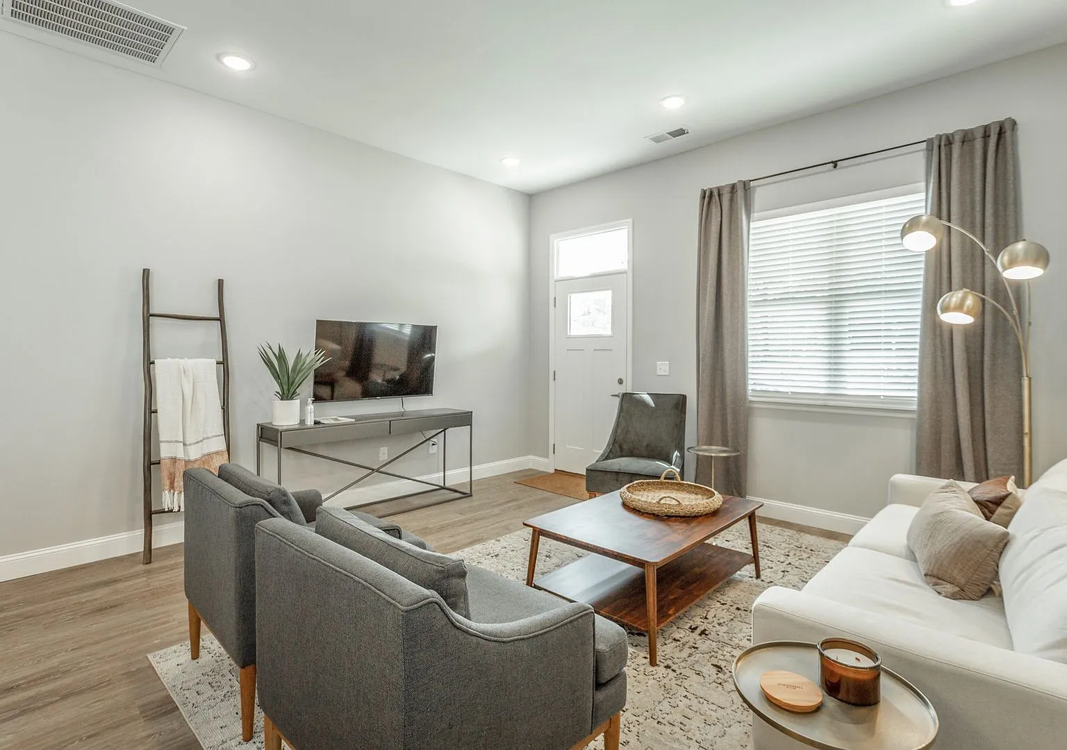 Modern 4 Bedroom Home in Red Bank — Photo 3