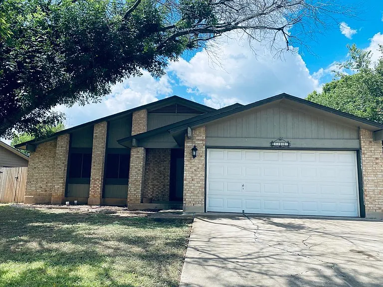 1702 Goodson Ln — Photo 1